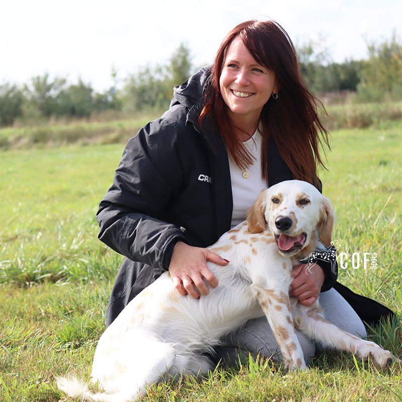 Lemon Dalmatiner liegt mit Frau auf sommerlicher Wiese