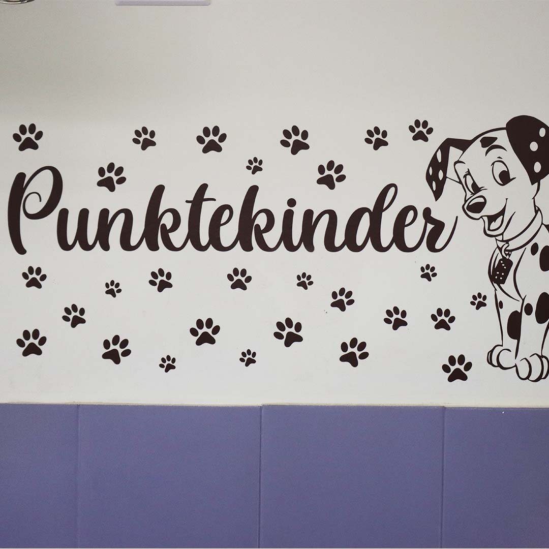 Dalmatiner Wandtattoo mit Schriftzug Punktekinder und vielen Pfoten